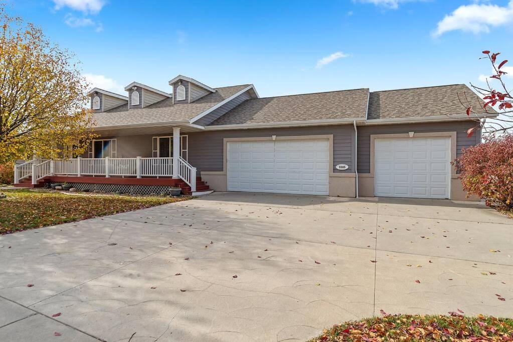 Modern Home-Garage-Scenic Patio Rapid City Exterior photo
